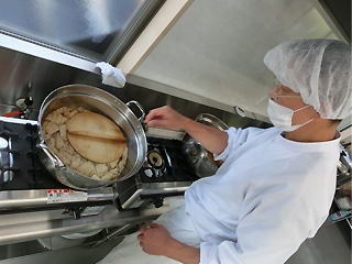 和食の職人が揚げをだし汁で煮ています（全ての味の最終確認は職人が行うため、安定した商品を供給できます）。