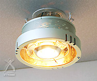 ポカピカ：天井に取り付けるヒーター一体型照明