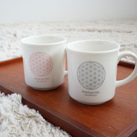 森修焼（しんしゅうやき） プレマルシェ フラワーオブライフ マグカップ ギフトセット ロゴカラー：グレー×ピンク