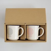 森修焼（しんしゅうやき） プレマルシェ フラワーオブライフ マグカップ ギフトセット ロゴカラー：グレー×ピンク