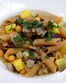 さつま芋と栗、豆、全粒粉ペンネのスープ仕立て