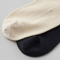 和紡布 ガラ紡の平編み靴下 生成／22-24cm