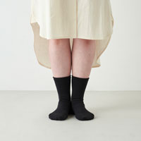 和紡布 ガラ紡の平編み靴下 黒／22-24cm