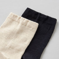 和紡布 ガラ紡の平編み靴下 黒／22-24cm