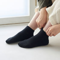和紡布 ガラ紡のくるぶし半パイル靴下 黒／22-24cm