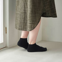 和紡布 ガラ紡のくるぶし半パイル靴下 黒／22-24cm